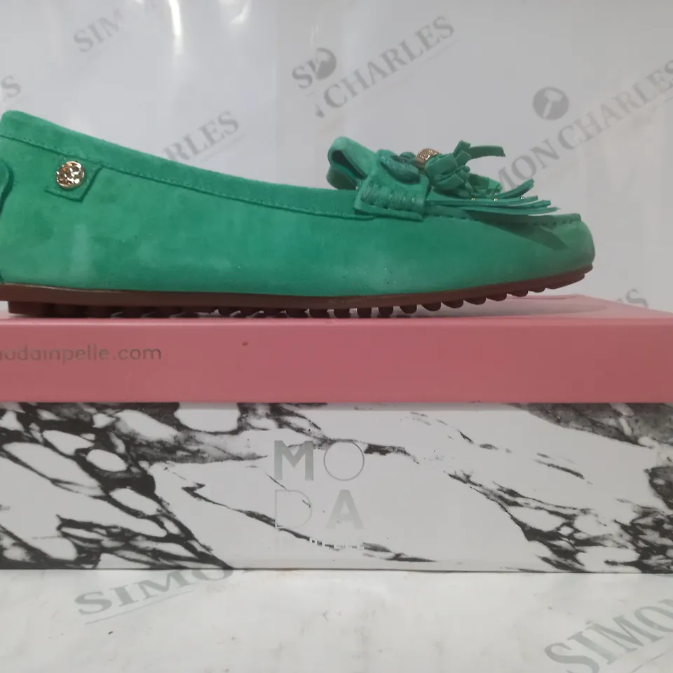 BOXED PAIR OF DESIGNER MODA IN PELLE ETHELIA GREEN SUEDE LOAFERS - SIZE 6