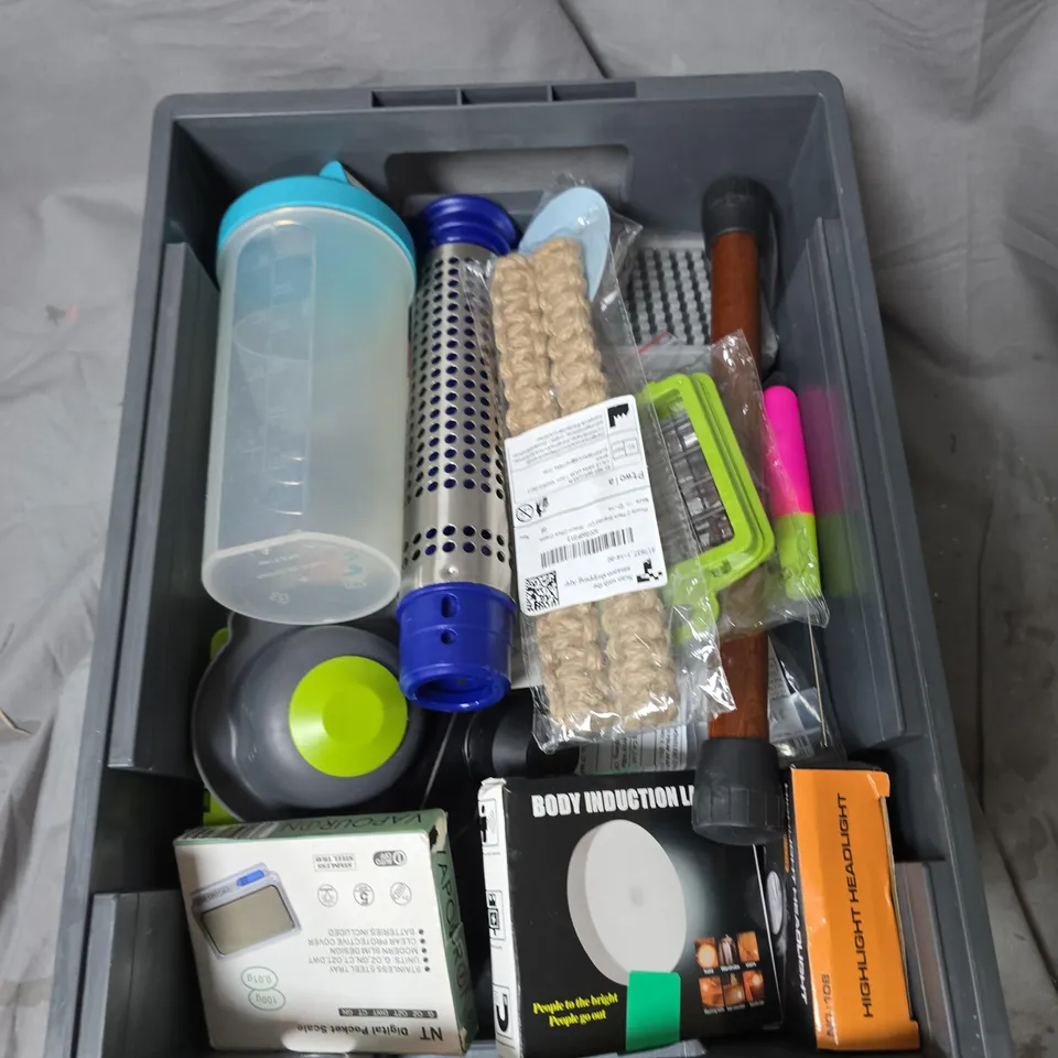 APPROXIMATELY 12 ASSORTED HOUSEHOLD GADGETS