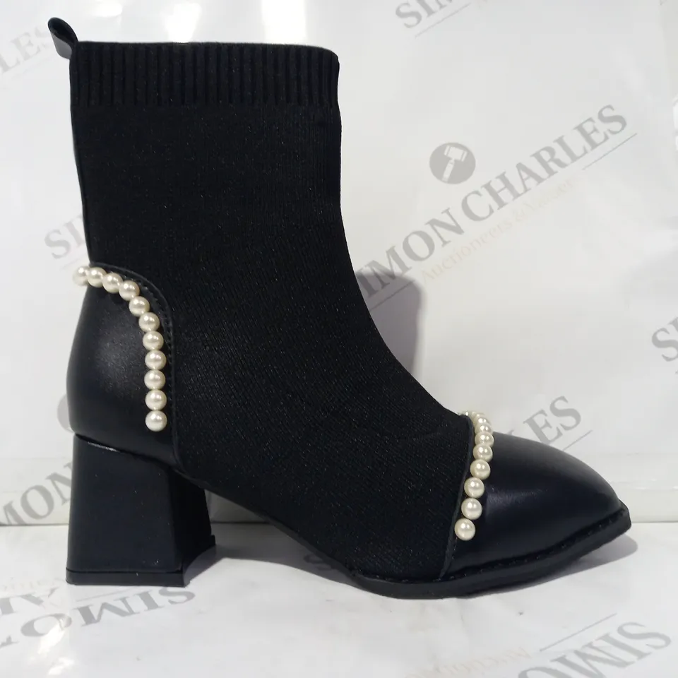 BOXED PAIR OF UNBRANDED BLACK HEEL SHOES IN BLACK W. PEARL EFFECT EU SIZE 37