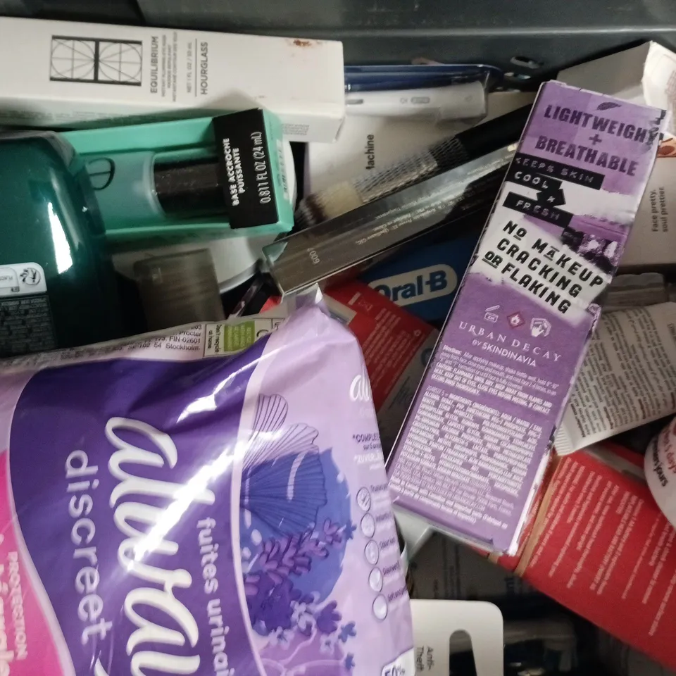 APPROXIMATELY 15 ASSORTED COSMETIC ITEMS TO INCLUDE PAULA'S CHOICE, PALMER'S, ETC - COLLECTION ONLY