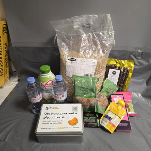APPROXIMATELY 12 ASSORTED FOOD & DRINK ITEMS TO INCLUDE CHICKPEAS, EVIAN WATER, CHILLI CHUTNEY DRYWORS, ETC - COLLECTION ONLY