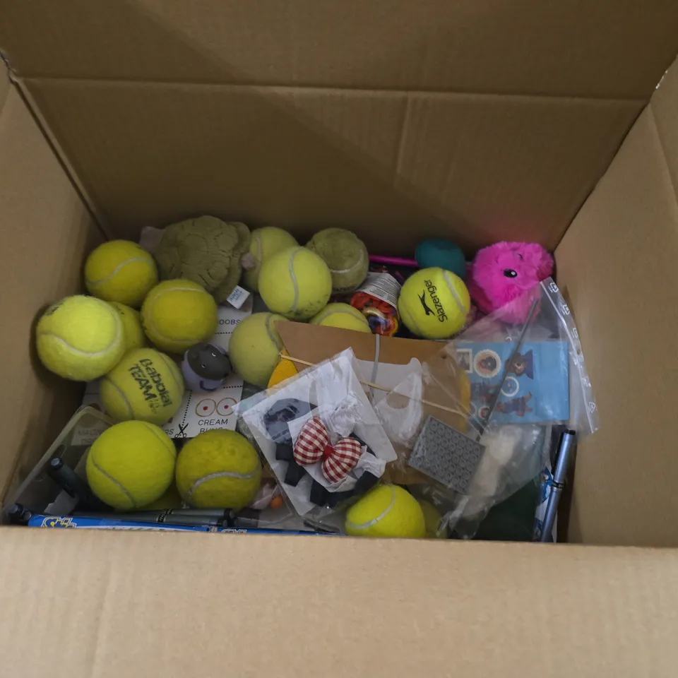 ASSORTED CHILDREN'S TOYS & GAMES TO INCLUDE ADVENT CALENDAR, GLOW STICKS, TENNIS BALLS, AND GABBY'S DOLLHOUSE PLAYSET BOX