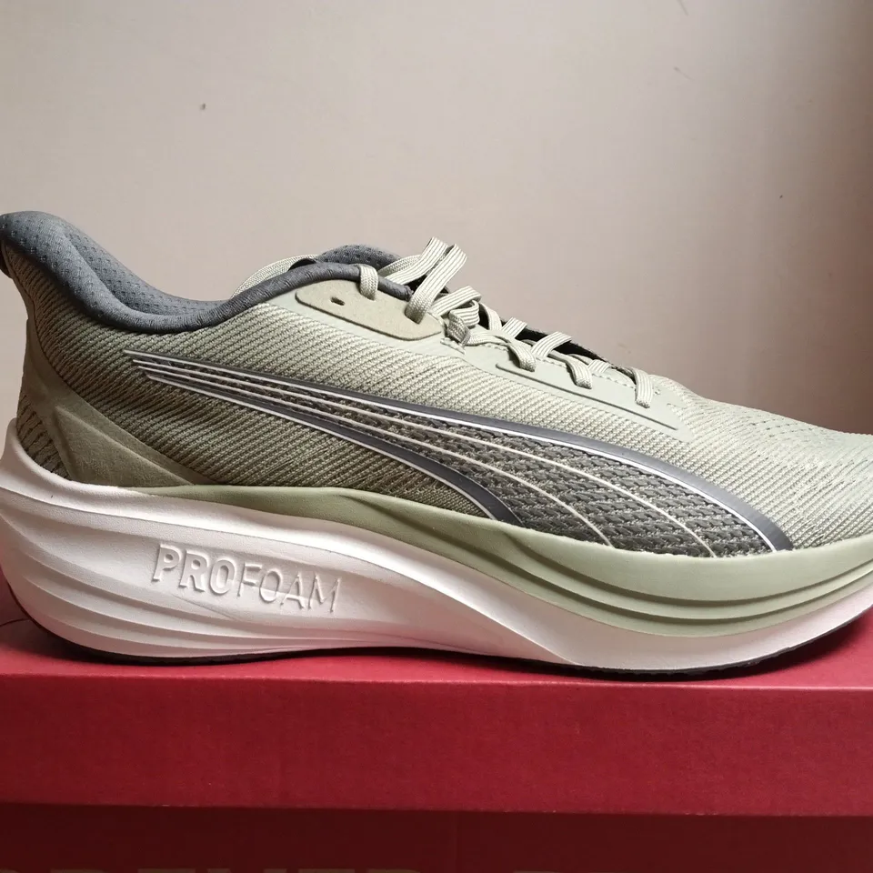 BOXED PAIR OF PUMA DARTER PRO LUX ARMY TRAINERS – COOL DARK GRAY SNEAKERS - UK 12