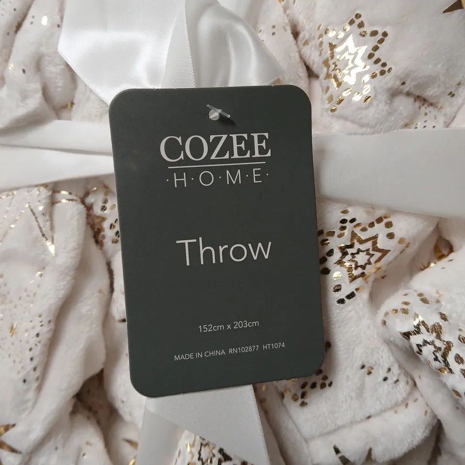 Cozee Home Throw – White with Gold Star Pattern, 152 x 203 cm