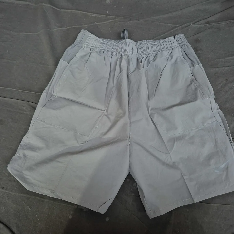 NIKE DRI-FIT SHORTS IN GREY - LARGE