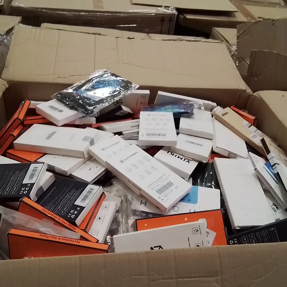 PALLET CONTAINING A LARGE QUANTITY OF PHONE CASES,SCREEN PROTECTORS 