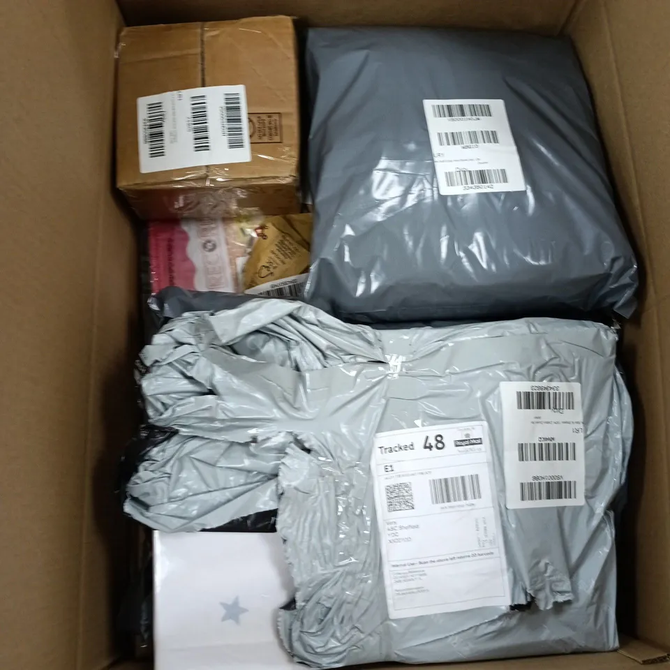 BOX OF APPROXIMATELY 25 ASSORTED ITEMS INCLUDING A COTTON BATH SHEET, A COTTON DUVET SET AND A RED BOW ORNAMENT