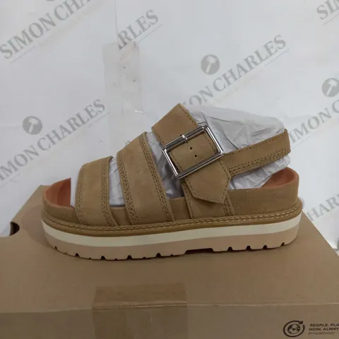 BOXED CLARKS ORIANNA OVER CHUNKY SUEDE SANDALS, DARK SAND - SIZE 5