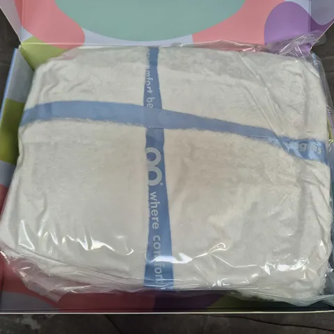 BOXED OODIE OVERSIZED HOODED BLANKET - WHITE