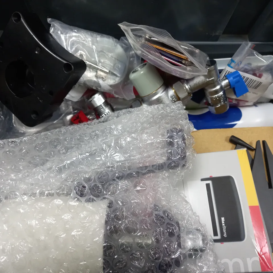 BOX OF APPROXIMATELY 12 ASSORTED ITEMS TO INCLUDE - CLEANING CREAM , BAMBOO GOLF TEES , DIGITAL SCALE ETC