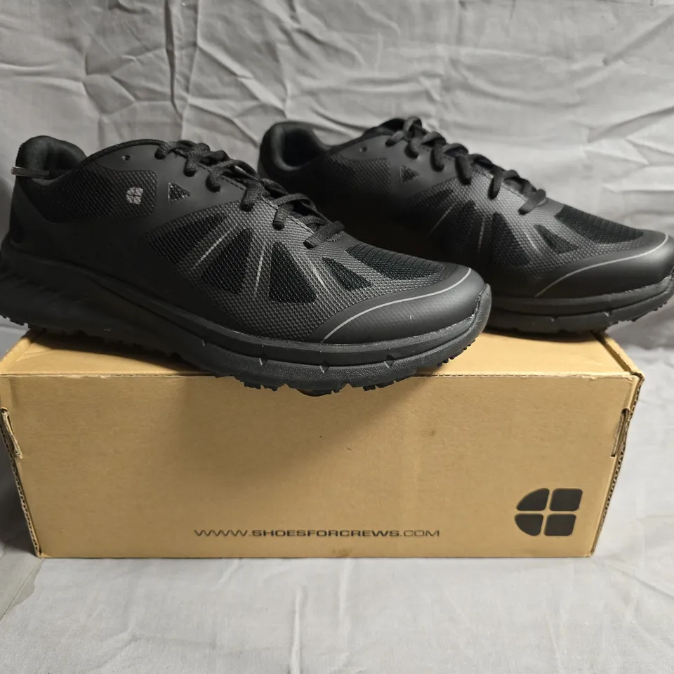 BOXED PAIR OF SHOES FOR CREWS ENDURANCE II TRAINERS IN BLACK SIZE UK 8