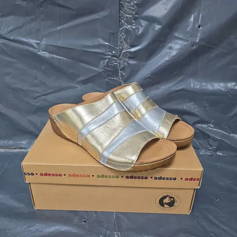 BOXED PAIR OF ADESSO MARI LEATHER MULE SANDAL - SIZE 7