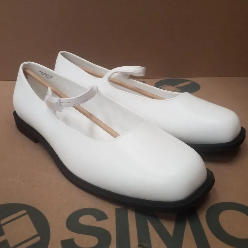 BOX CONTAINING APPROXIMATELY 9 PAIRS OF BRAND NEW SIMPLY BE ECRU BROOKE EX WIDE FLATS - SIZE 9