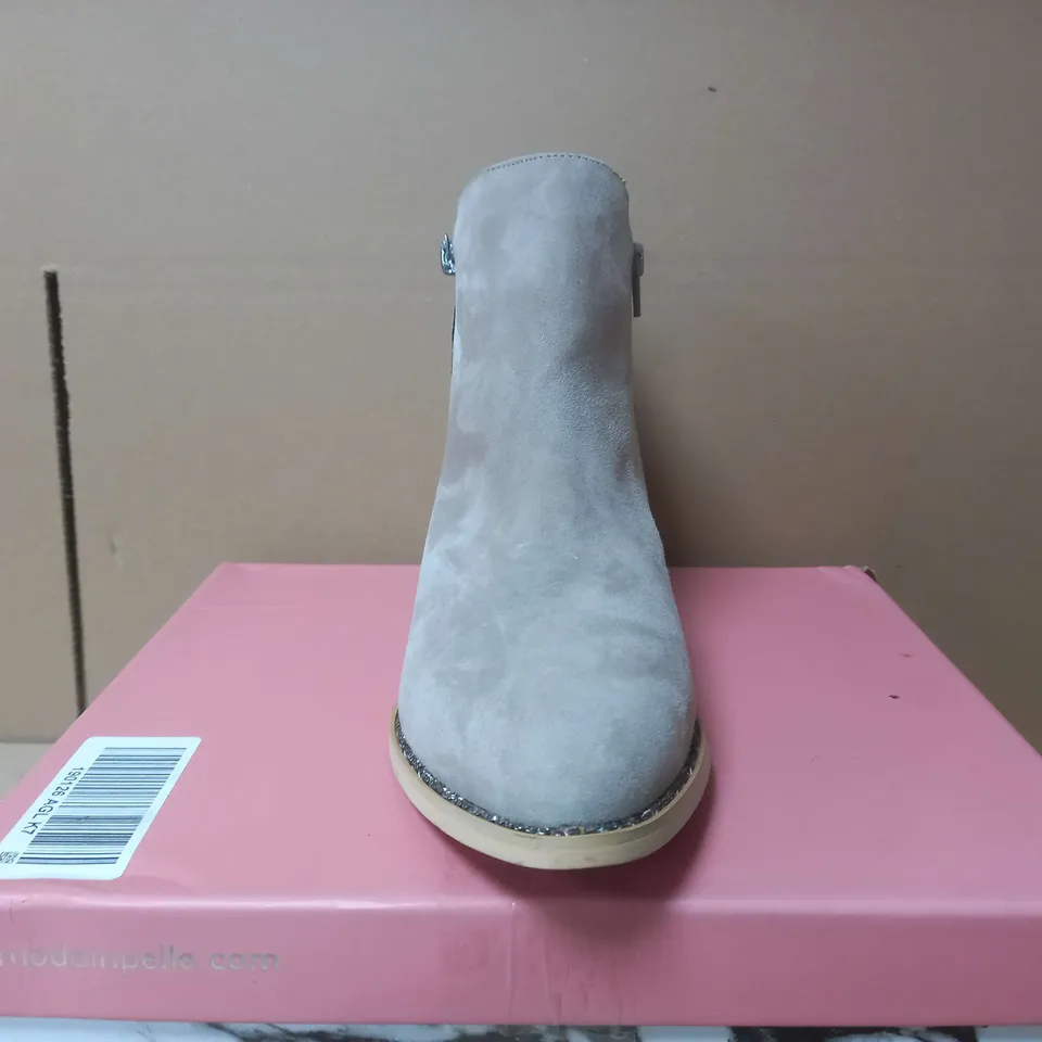 BOXED MODA IN PELLE LIGHT GREY HEEL BOOTS - UK 7