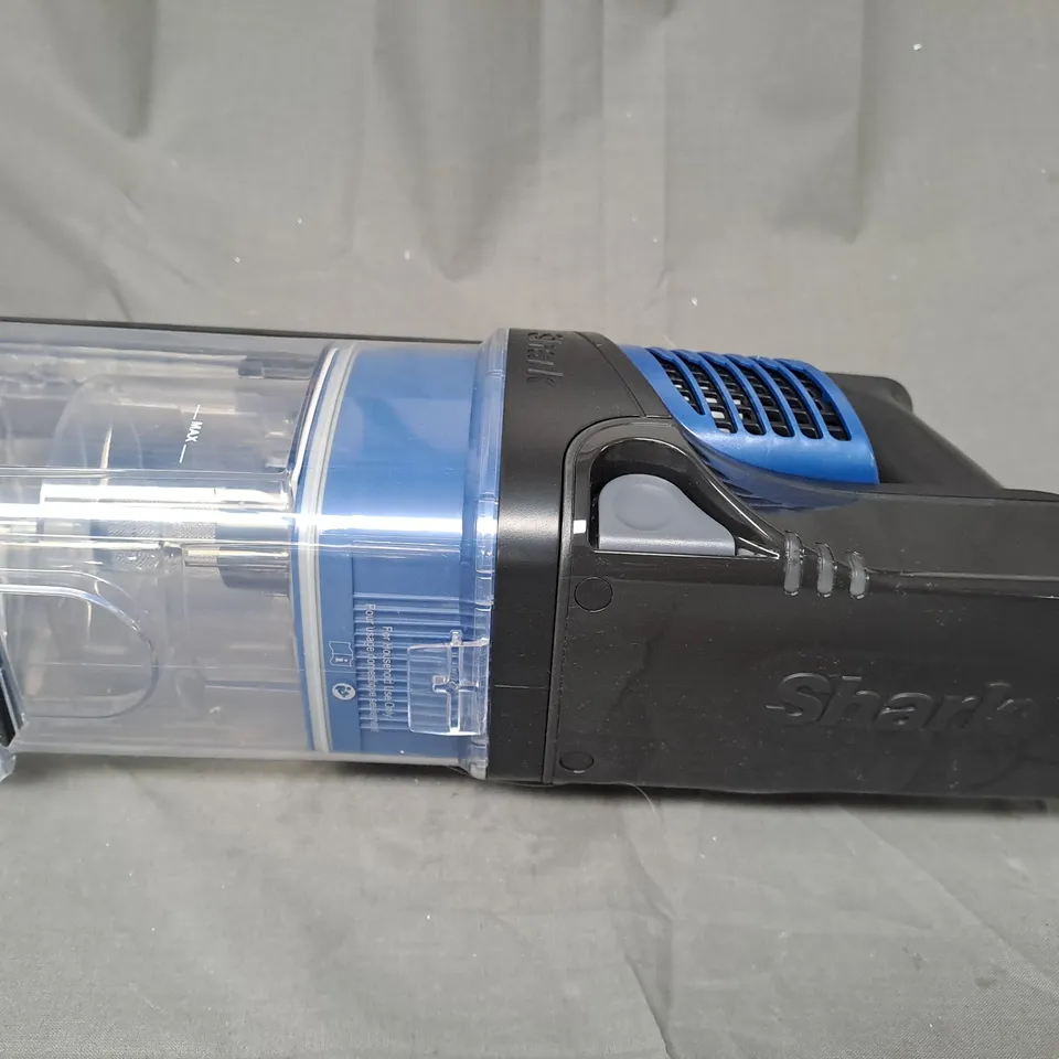 BOXED SHARK ANTI HAIR WRAP CORDLESS VACUUM CLEANER IZ202UK