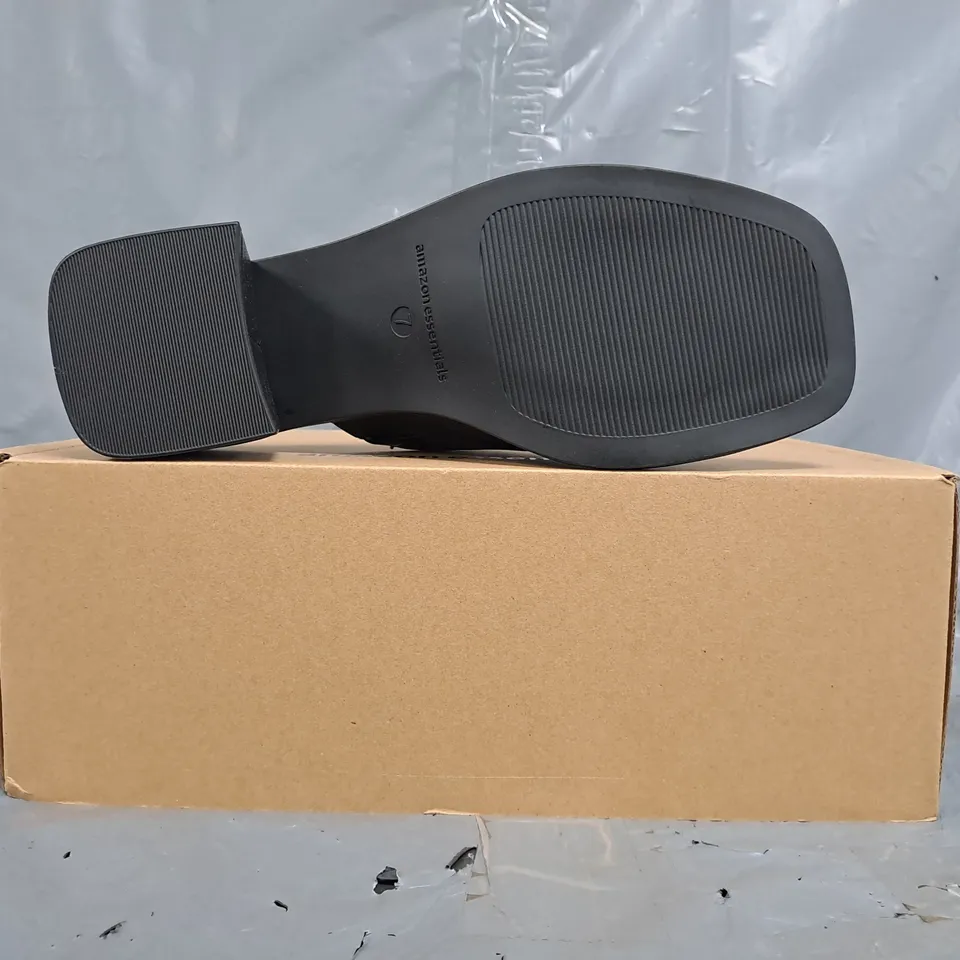 BOXED PAIR OF AMAZON ESSENTIALS OPEN TOE LOW BLOCK HEEL SHOES IN BLACK SIZE UK 4.5 (US 7)
