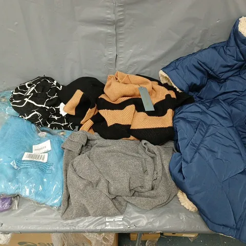 APPROXIMATELY 15 ASSORTED HOUSEHOLD GOODS TO INCLUDE CLOTHING, BAGS, AND CANDLES ETC. 