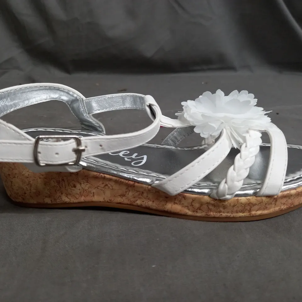 APPROXIMATELY 15 LILLEY FLORAL DECORATED OPEN TOE SANDALS IN SILVER IN VARIOUS SIZES