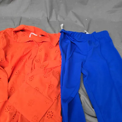 APPROXIMATELY 20 ASSORTED WOMENS CLOTHING PRODUCTS IN VARIOUS BRANDS & SIZES TO INCLUDE DRESSES, TOPS, PANTS ETC