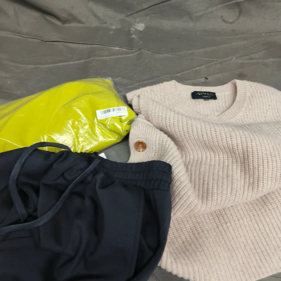 APPROXIMATELY 25 ASSORTED CLOTHING PRODUCTS IN VARIOUS STYLES & SIZES TO INCLUDE PANTS, T-SHIRTS, DRESSES ETC