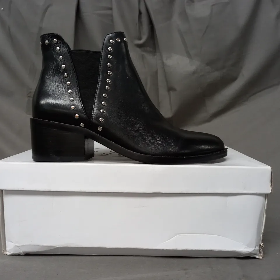 BOXED PAIR OF STEVE MADDEN CADE LEATHER ANKLE BOOTS IN BLACK EU SIZE 36