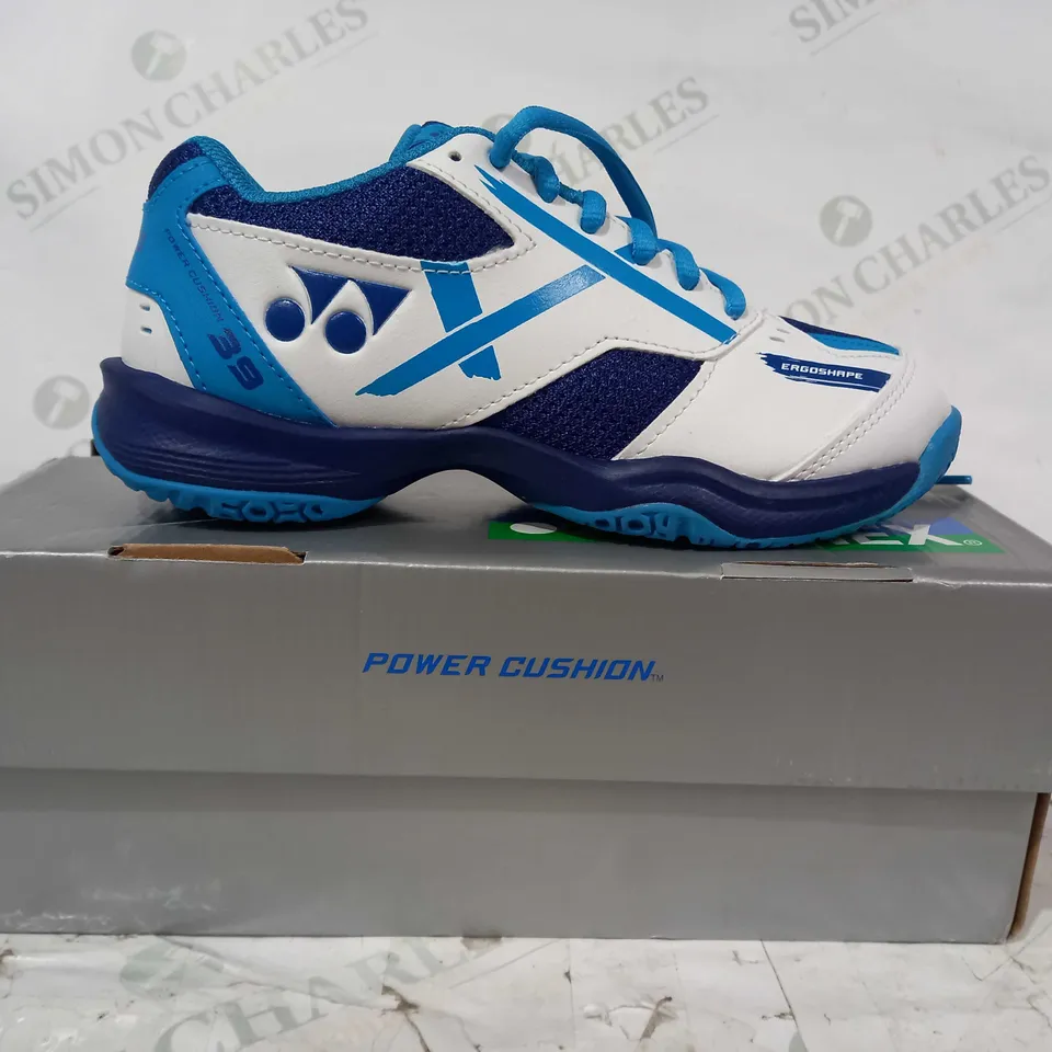 BOXED PAIR OF YONEX POWER CUSHION 39 JUNIOR SHOES IN WHITE/BLUE UK SIZE 3