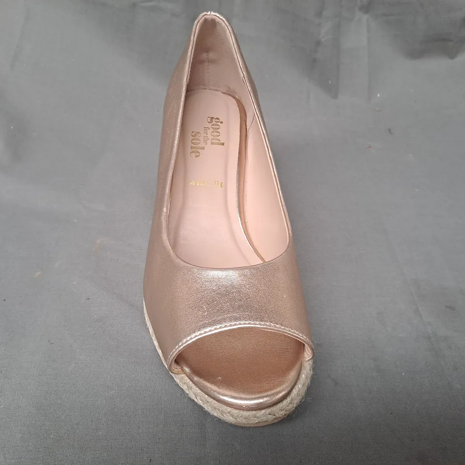 BOXED PAIR OF GOOD FOR THE SOLE PEEP TOE WEDGE SHOES IN METALLIC COPPER SIZE 7