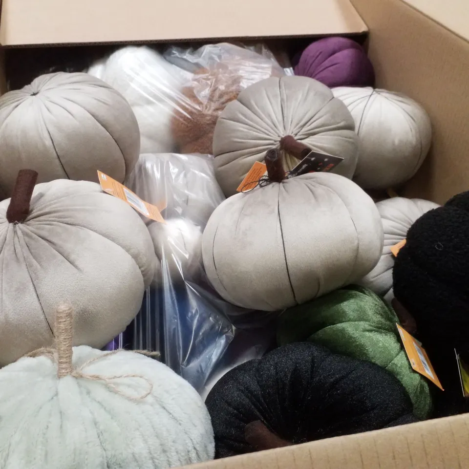 PALLET CONTAINING LARGE QUANTITY OF ASSORTED HALLOWEEN PLUSH PUMPKINS