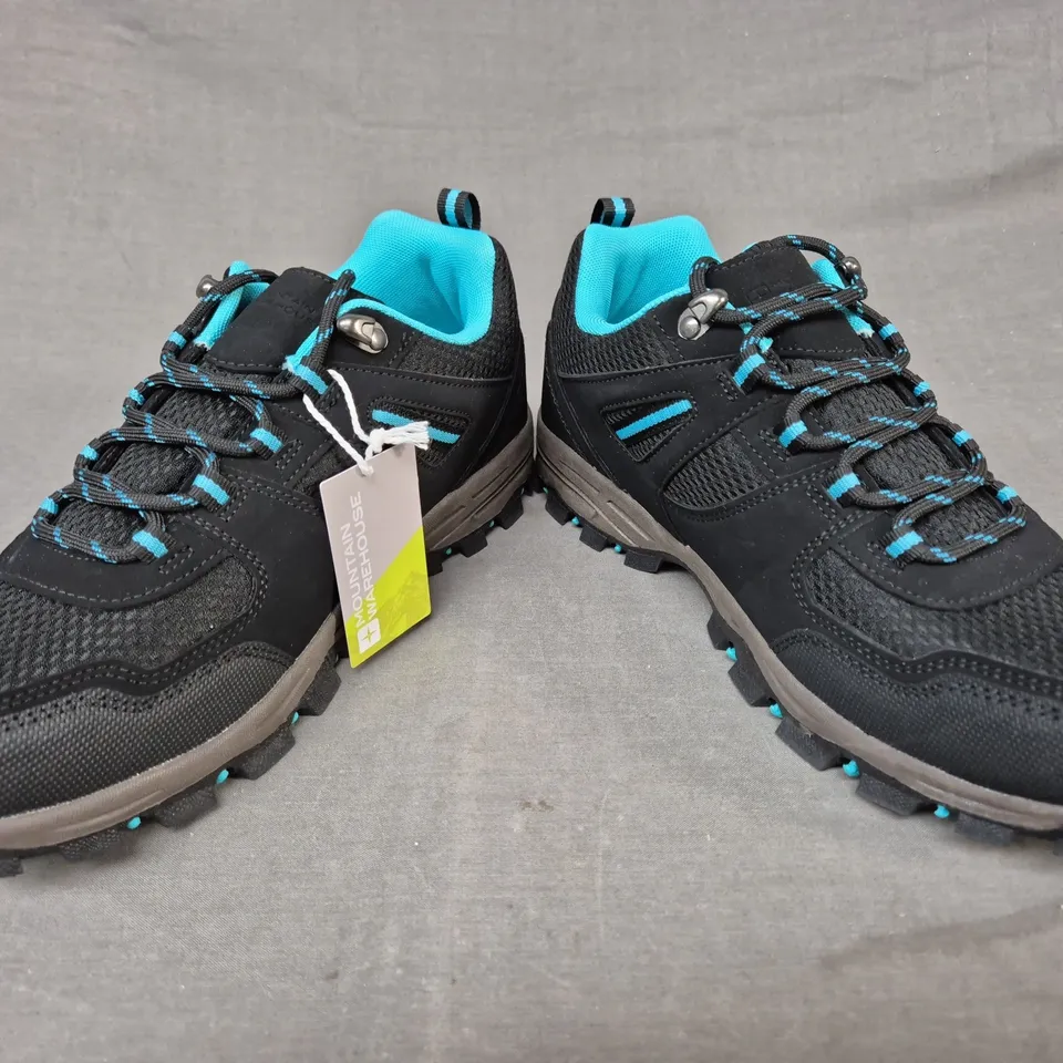 PAIR OF MOUNTAIN WAREHOUSE SHOES IN BLACK/CYAN UK SIZE 7