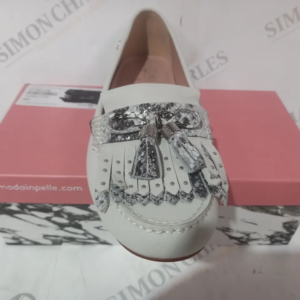 BOXED PAIR OF MODA IN PELLE ETHELIA SHOES IN WHITE SIZE 7