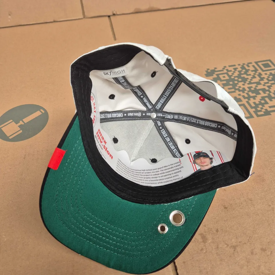 SKY HIGH CHICAGO BULLS GRAPHIC BASEBALL CAP - WHITE CROWN, BLACK BRIM, GREEN UNDERSIDE 