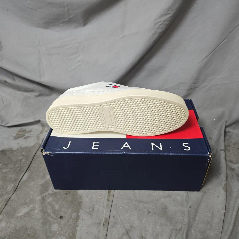 TOMMY JEANS WHITE TRAINERS BOXED UK 9