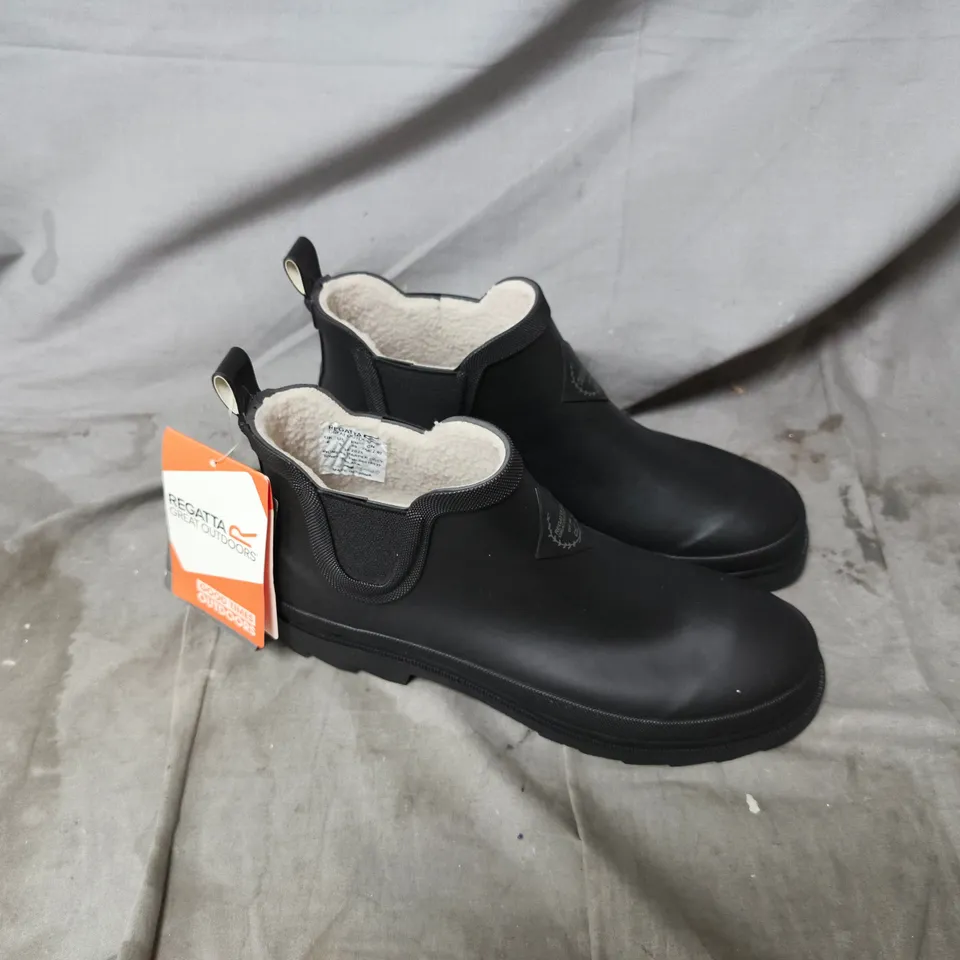 UNBOXED REGATTA GREAT OUTDOORS BLACK ANKLE BOOTS WITH FAUX SHEARLING LINING – UK SIZE 6