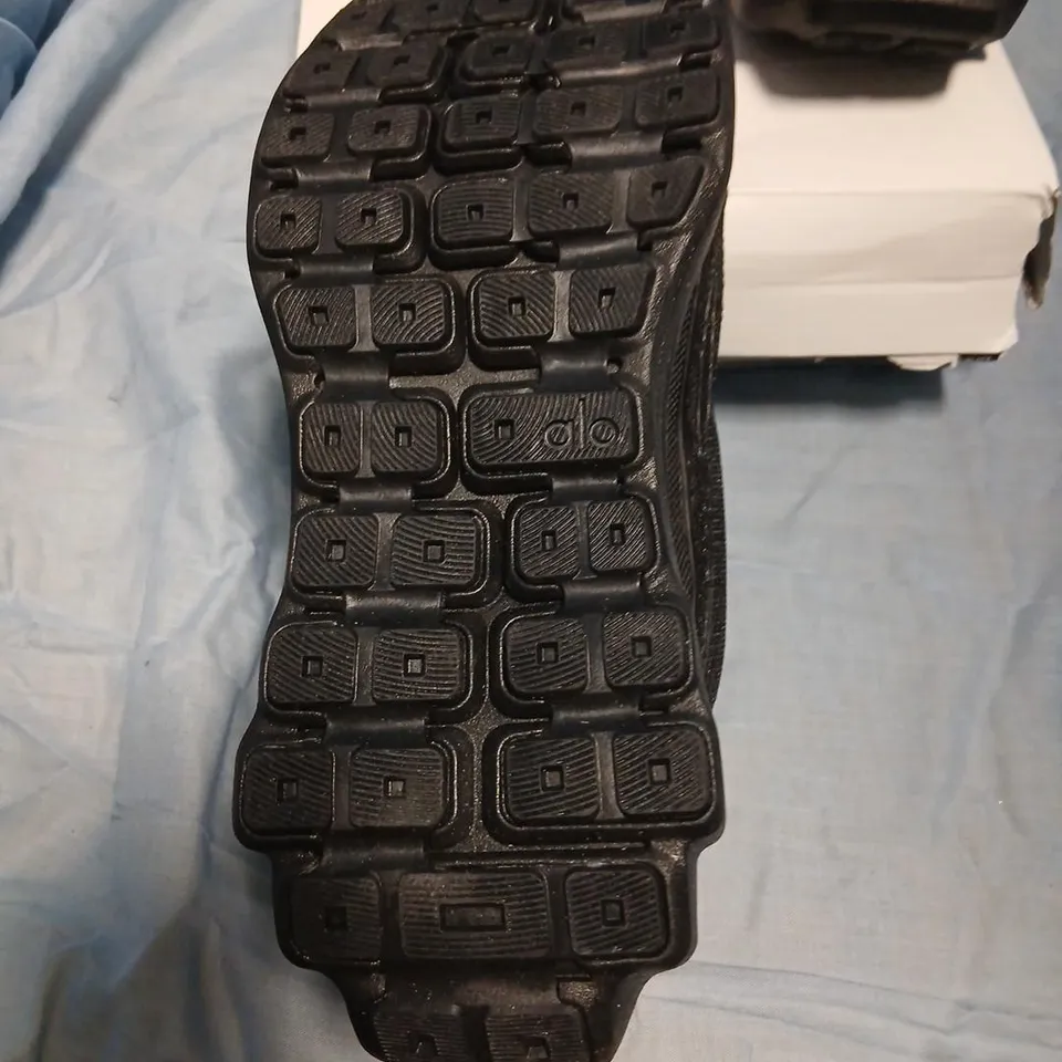 ALO RUNNER MEN'S RUNNING SHOES – BLACK, UK 6 (US M7)