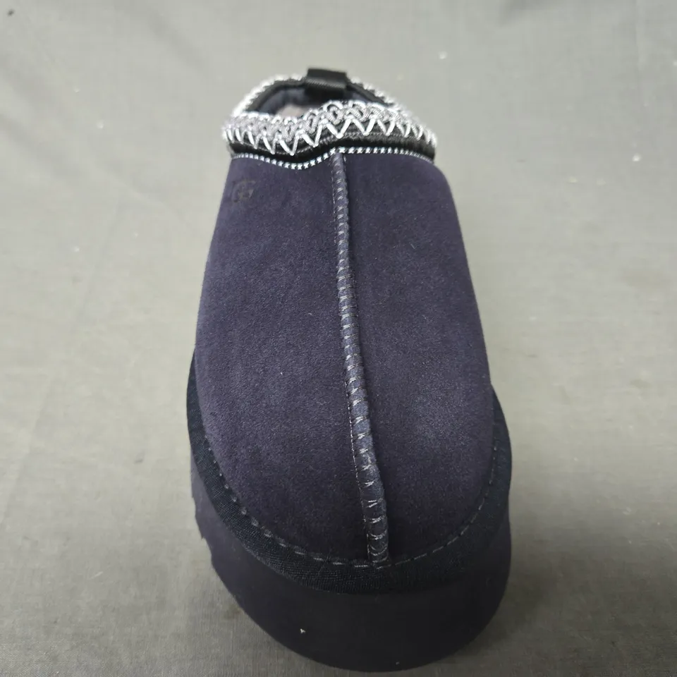 PAIR OF UGG SHOES IN NAVY UK SIZE 5