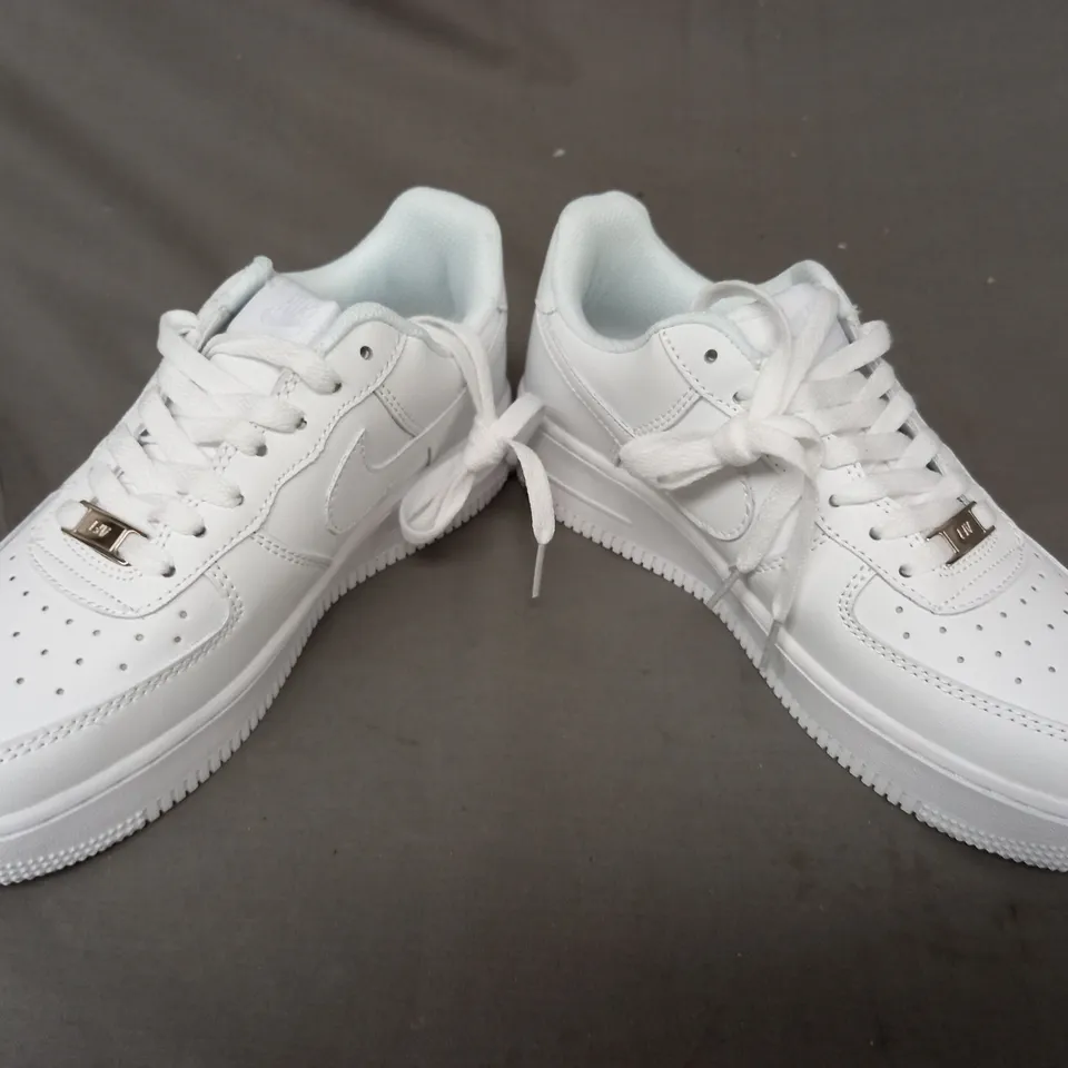 PAIR OF NIKE AIR FORCE 1 SHOES IN WHITE UK SIZE 4.5