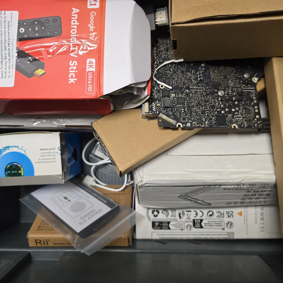 APPROXIMATELY 8 ASSORTED ITEMS TO INCLUDE - SADO TECH WIRELESS DOORBELL , ELECTRIC SHOCK LAMP ETC