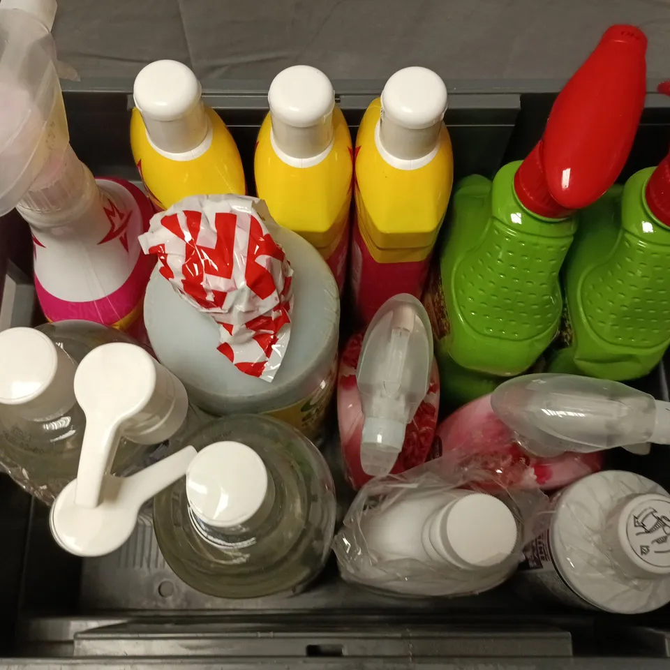 APPROXIMATELY 12 ASSORTED HOUSEHOLD LIQUID PRODUCTS TO INCLUDE LENOR CREASE RELEASER, THE PINK STUFF, SWISS NAVY WATER LUBRICANT, ETC - COLLECTION ONLY