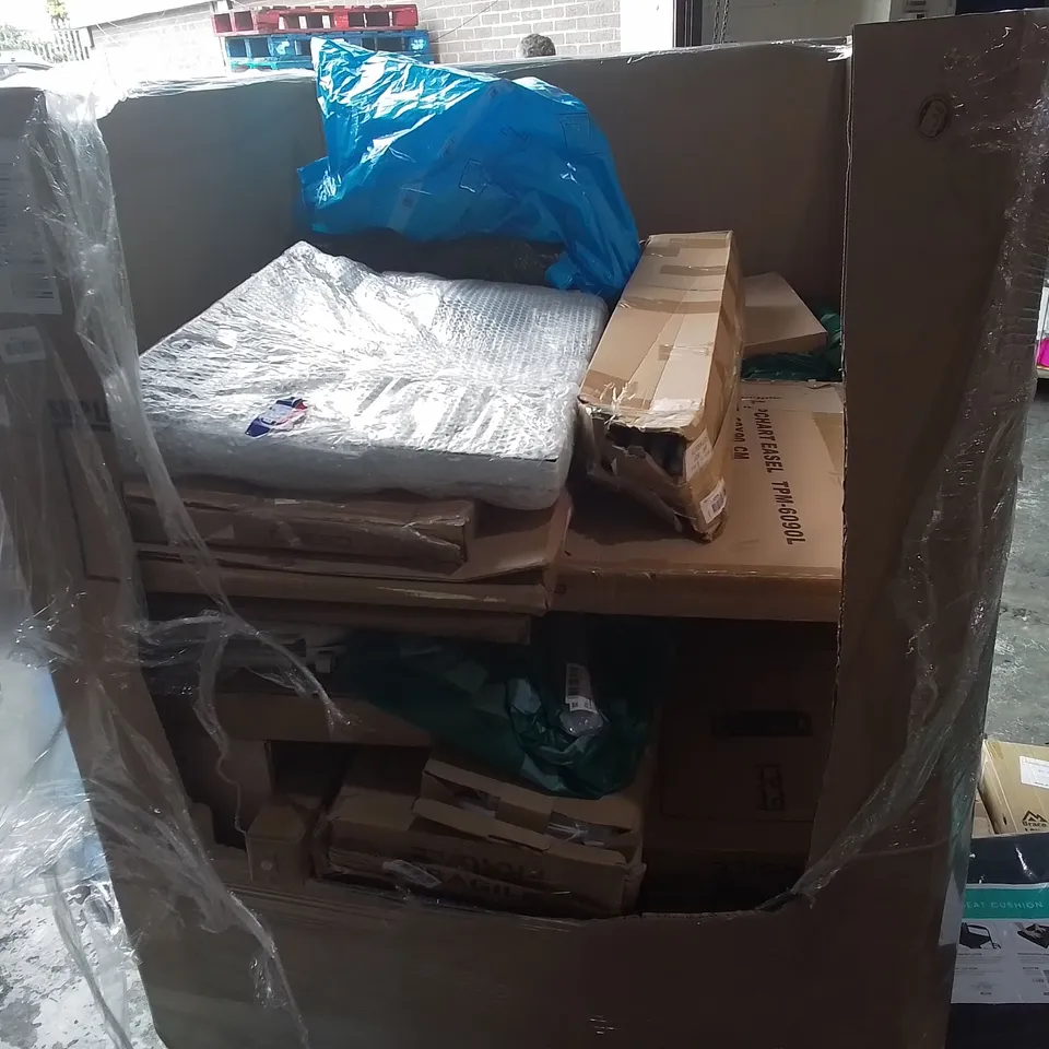 PALLET OF ASSORTED ITEMS TO INCLUDE: VIVE GEL SEAT CUSHION, FLOORSTANDING FAN, ADJUSTABLE SPEAKER STANDS, LUGGAGE ETC