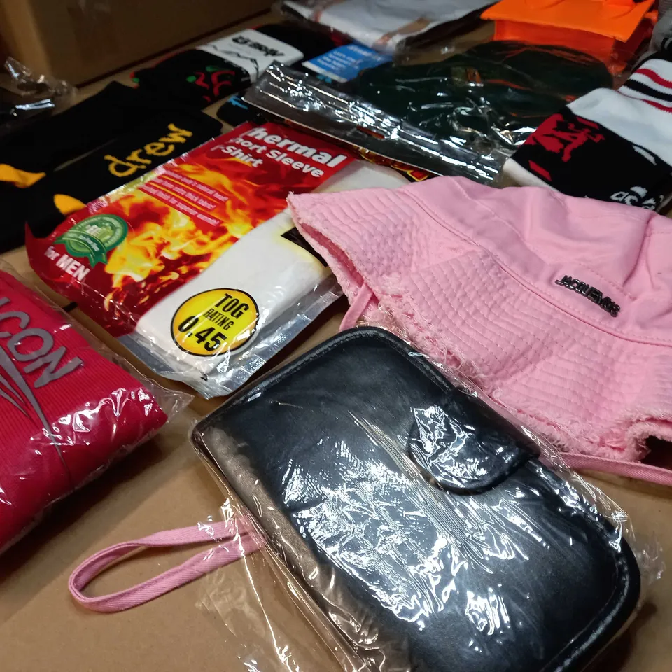 LOT OF APPROX. 15 ASSORTED CLOTHING ACCESSORIES  IN VARYING SIZES/COLOURS/STYLES TO INCLUDE: SOCKS,BAGS, THERMAL SHIRT