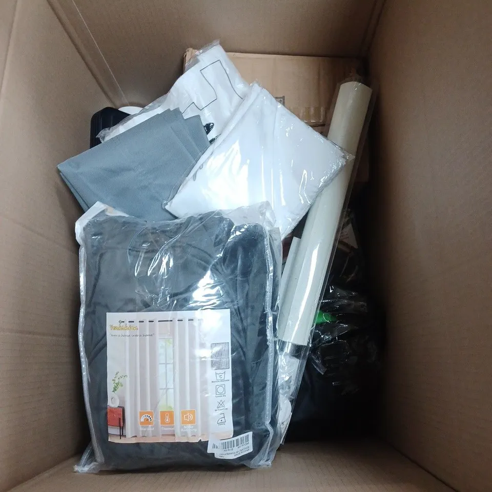 APPROXIMATELY 15 ASSORTED HOUSEHOLD ITEMS TO INCLUDE BATHROOM TOWEL, BEDDING AND SOLAR LIGHTS