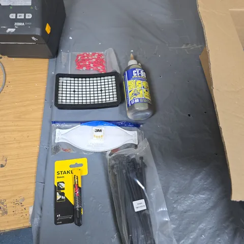 STANLEY 9MM UTILITY KNIFE BLADES & ACCESSORIES – ASSORTED PACKS (NEW IN PACKAGING) AND A JOB LOT OF DIY ACCESSORIES OF VARIOUS QUANTITIY.