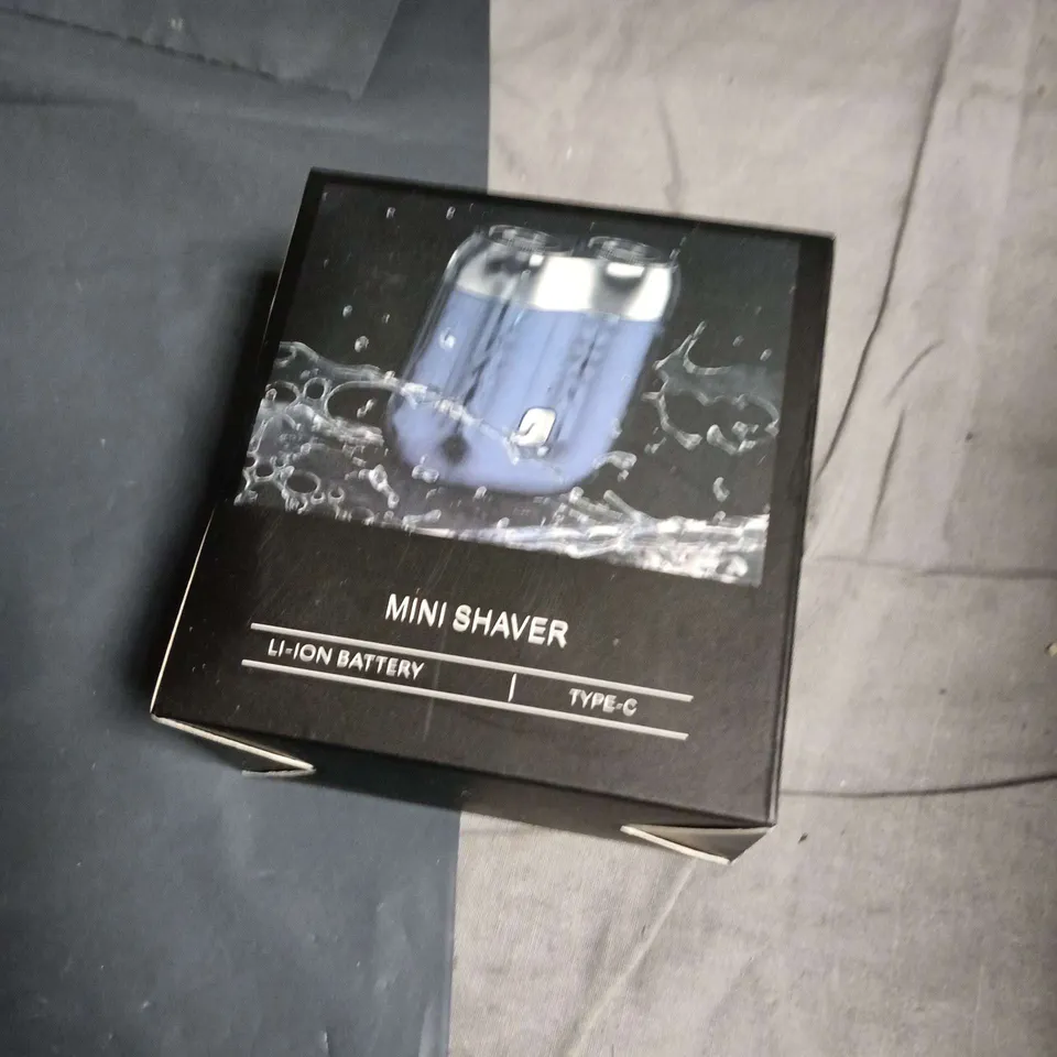 APPROXIMATELY 10 ASSORTED HEALTH AND BEAUTY ITEMS INCLUDING MINI SHAVER , HEATED BRUSH AND SLEEP MASK 