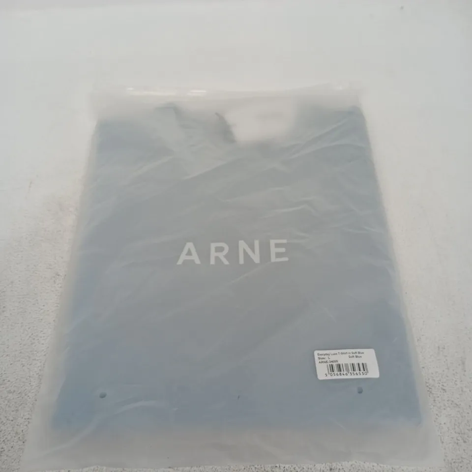 ARNE EVERYDAY LUXE T‑SHIRT IN SOFT BLUE – SIZE L