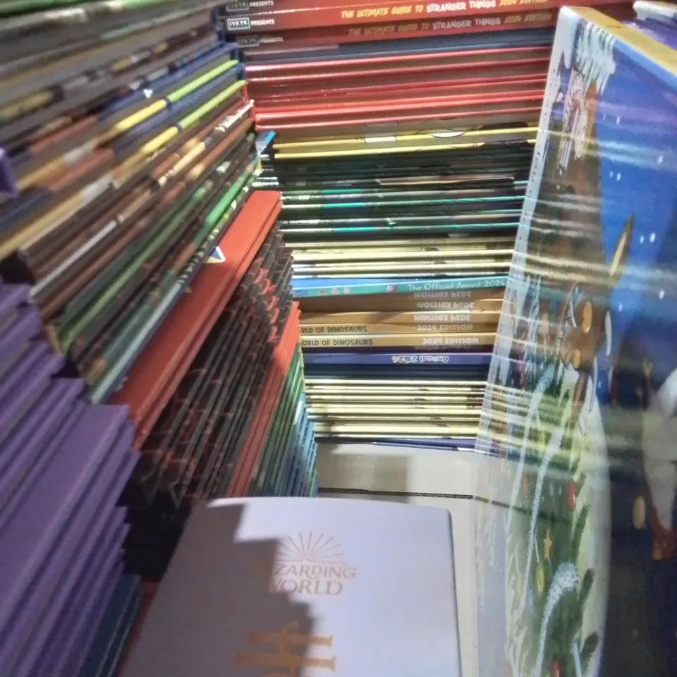 LARGE QUANTITY OF ASSORTED 2024 ANNUALS TO INCLUDE POKEMON, MINECRAFT, FORTNIGHT AND PAW PATROL 