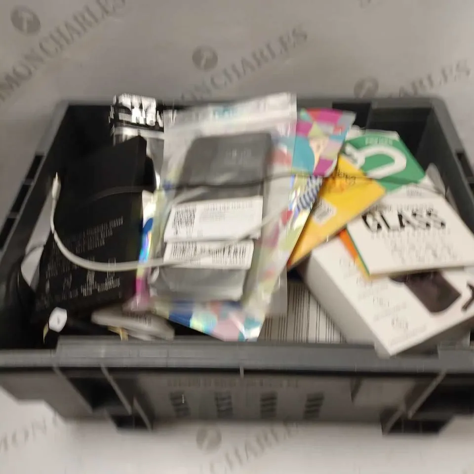 LOT OF APPROXIMATELY 25 PHONE ACCESSORIES AND ELECTRICALS TO INCLUDE TEMPERED GLASS SCREEN PROTECTORS, LIBERTY TWS EARBUDS, SMASUNG 25W PD ADAPTER, ETC