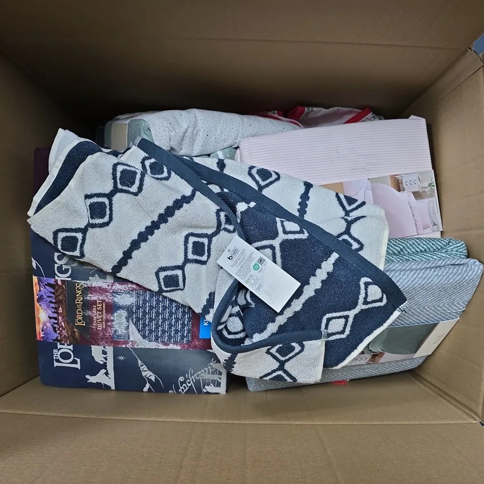 APPROXIMATELY 14 ASSORTED HOMEWARE ITEMS TO INCLUDE BRUSHED COTTON FITTED SHEET, LORD OF THE RINGS DUVET SET, TABLE RUNNER, ETC