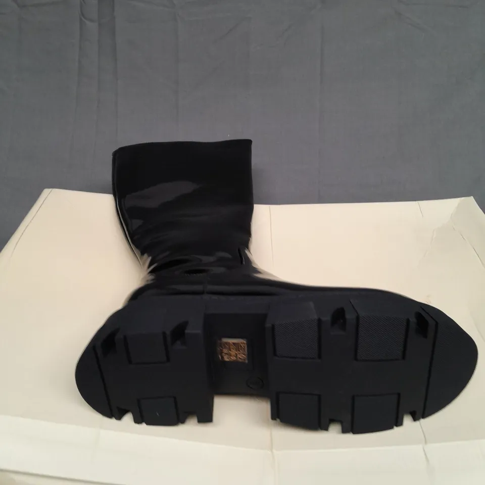 BOXED PAIR OF PUBLIC DESIRE KNEE HIGH ZIP UP BLACK BLOCK BOOT SIZE 6 