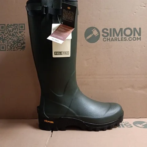 BOXED PAIR OF HOGGS OF FIRE WELLINGTON BOOTS IN DARK GREEN SIZE UK 8