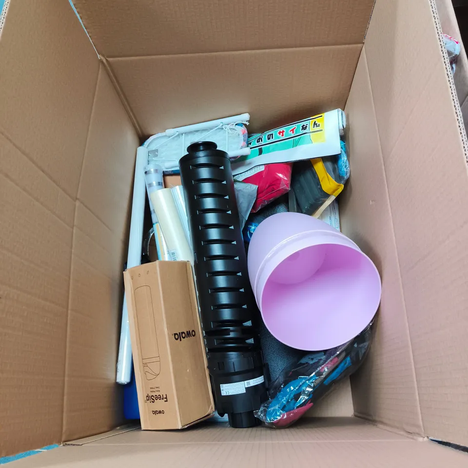 BOX OF APPROXIMATELY 20 ASSORTED HOUSEHOLD ITEMS INCLUDING CHRISTMAS MOVIE MUG , DAWN CHORUS TEA TOWEL AND NECK PILLOW 